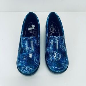 Easy Works Easy Street Womens Bind Round Toe Clogs Blue ABSTACT Animal PRINT 10W